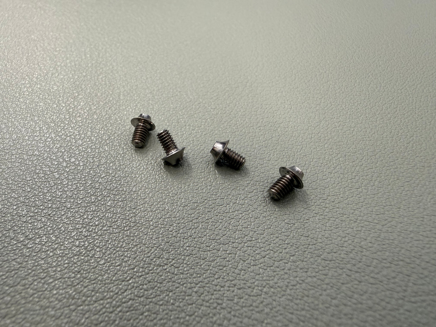 UFO - M2.5 x 4mm