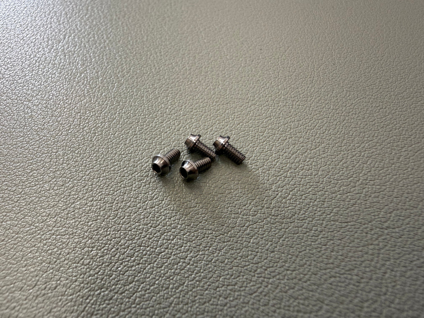 UFO - M2 x 4mm
