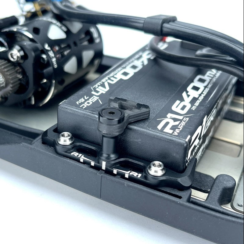 R1 Wurks – Black 7075 aluminium battery mount set with carbon tabs (AE B7)